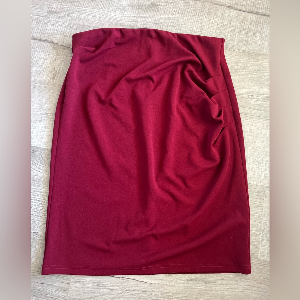 Ruched pencil skirt. Knee length.